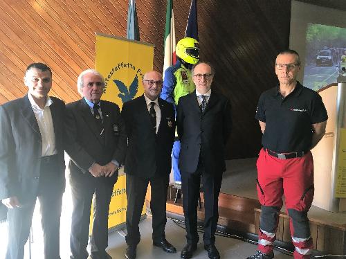 Il vicegovernatore Riccardo Riccardi con (da sx a dx) Daniele De Corte, presidente della Motostaffetta Fvg, il delegato dell’International Police Association Codroipo, Giovanni Trevisan, il presidente dell’International Police Association Fvg (IPA FVg), Elvio Polini, il responsabile dell’Elisoccorso Fvg, Giulio Trillò - Udine, 23 marzo 2019.

