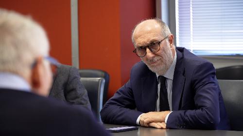 Riccardo Riccardi all'incontro con le associazioni di volontariato nella sede dell'Asfo a Pordenone.