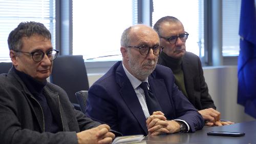 Riccardo Riccardi all'incontro con le associazioni di volontariato nella sede dell'Asfo a Pordenone.