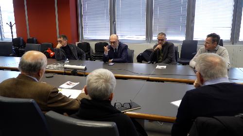 Riccardo Riccardi all'incontro con le associazioni di volontariato nella sede dell'Asfo a Pordenone.
