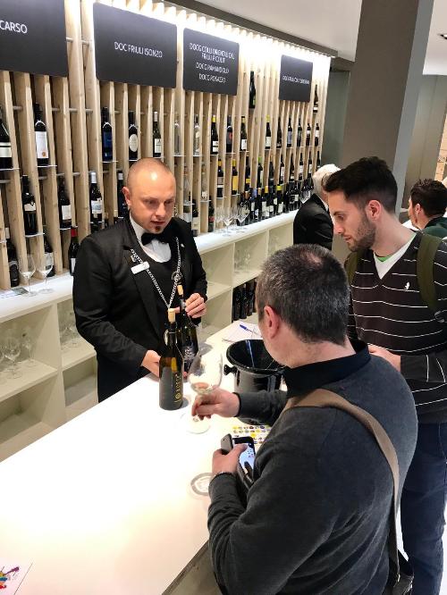 Sommelier dell'Ais Fvg al lavoro presso l'enoteca regionale presente a Vinitaly, a cura di Ersa e PromoTurismoFvg - Verona, 9 aprile 2019