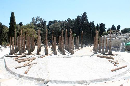 Gli abeti rossi del Friuli Venezia Giulia, abbattuti dalla tempesta "Vaia" che nell'ottobre 2018 ha colpito anche i boschi del Friuli Venezia Giulia, rinascono sulla scena de "Le Troiane" al 55° Festival del Teatro greco di Siracusa.