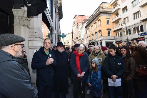 Il governatore Massimiliano Fedriga alla posa della pietra d'inciampo in corso Italia 12 a Trieste