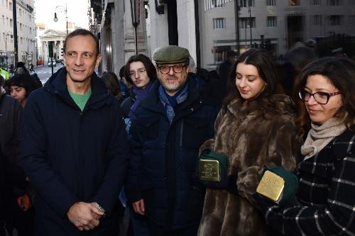 Il governatore Massimiliano Fedriga alla posa della pietra d'inciampo in corso Italia 12 a Trieste