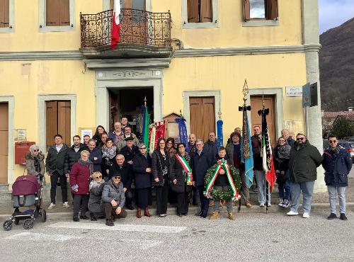 L'assessore regionale Stefano Zannier davanti alla sede della Somsi di Toppo di Travesio ad inizio celebrazioni per il 131 anno. 