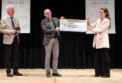 La premiazion di Carli Tolazzi pal prin puest al concors di tescj pal teatri a Listize.