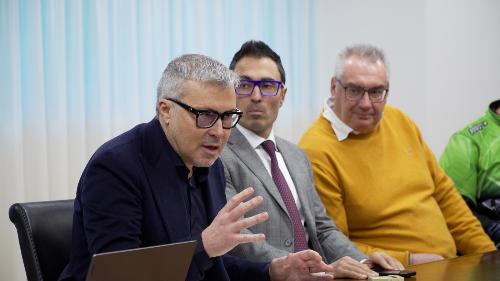 L'asssessore Bini (a sinistra) alla presentazione della Coppa del mondo giovani scialpinismo Ywc