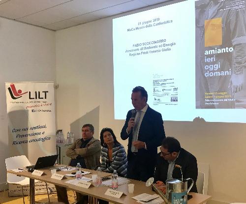 L'assessore regionale ad Ambiente ed energia, Fabio Scoccimarro, durante il suo intervento al convegno "Amianto: ieri, oggi e domani", tenutosi a Monfalcone.