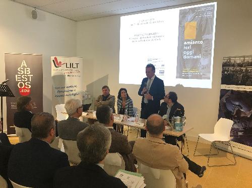 L'assessore regionale ad Ambiente ed energia, Fabio Scoccimarro, durante il suo intervento al convegno "Amianto: ieri, oggi e domani", tenutosi a Monfalcone.