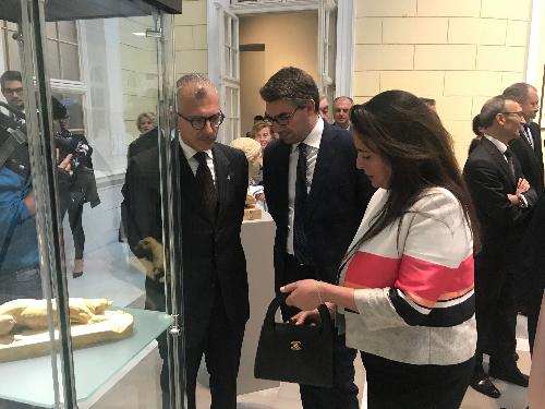 L'assessore regionale alle Autonomie locali e corregionali all'estero, Pierpaolo Roberti, e il presidente del Consiglio regionale, Piero Mauro Zanin, all'inaugurazione a Lubiana della mostra "Roma aeterna".