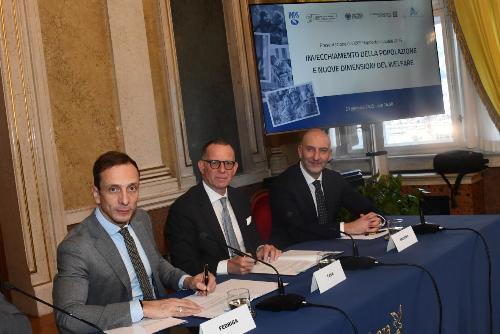In primo piano il governatore del Friuli Venezia Giulia Massimiliano Fedriga. Al suo fianco il presidente nazionale dell’Inps Gabriele Fava. 