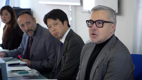 L'assessore Bini durante l'incontro con la delegazione dell'organizzazione governativa giapponese che promuove investimenti e scambi tra Giappone e resto del mondo
