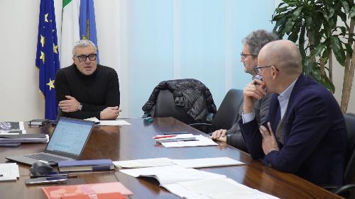 L’assessore regionale alle Attività produttive e Turismo, Sergio Emidio Bini, nel corso dell’incontro, che si è tenuto oggi nella sede della Regione a Udine, con il sindaco di Tarvisio, Renzo Zanette, e i rappresentanti del consorzio Cosilt 