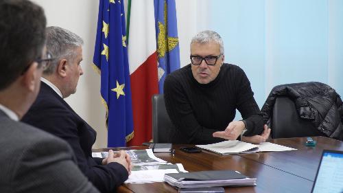 L’assessore regionale alle Attività produttive e Turismo, Sergio Emidio Bini, nel corso dell’incontro con il sindaco di Tarvisio, Renzo Zanette, e i rappresentanti del consorzio Cosilt. 