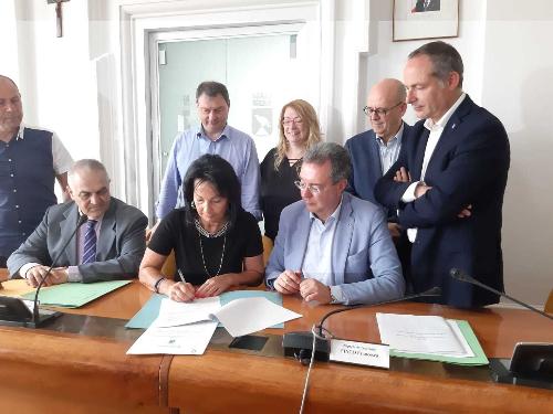L'assessore regionale Graziano Pizzimenti e il sindaco di Monfalcone, Anna Maria Cisint, mentre firmano l'intesa 