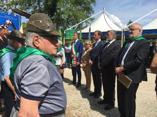 La deposizione delle corone di alloro al cippo di Bosco Romagno da parte del governatore del FVG Massimiliano Fedriga, del sottosegretario alla Difesa Raffaele Volpe, del presidente dell'Apo Roberto Volpetti, del viceprefetto di Udine Gloria Allegretto e del sindaco di Cividale Stefano Balloch