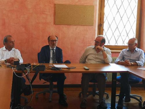 Il vicegovernatore Riccardi nel corso dell'incontro con gli operatori dell'Area welfare dell'Aas n.2