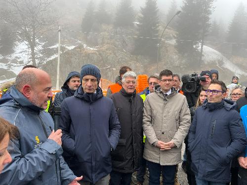 Il governatore del Friuli Venezia Giulia Massimiliano Fedriga (terzo da sinistra), il presidente del Land Carinzia Peter Kaiser e il responsabile della struttura territoriale del Friuli Venezia Giulia di Anas Ettore de la Grennelais, alla cerimonia per la riapertura della strada che porta al Passo di Monte Croce Carnico.