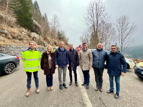 Il governatore del Friuli Venezia Giulia Massimiliano Fedriga (terzo da sinistra) lungo la strada che porta al Passo di Monte Croce Carnico, assieme al presidente del Land Carinzia Peter Kaiser e al suo vicepresidente Martin Gruber, all’assessore regionale alle Infrastrutture e territorio Cristina Amirante, al vicepresidente del Consiglio regionale Stefano Mazzolini e al responsabile della struttura territoriale del Friuli Venezia Giulia di Anas Ettore de la Grennelais.