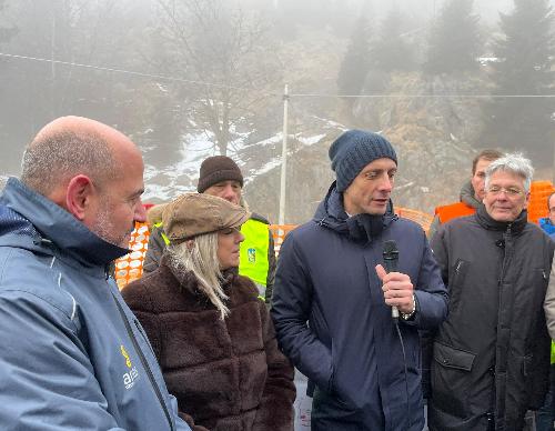 Il governatore del Friuli Venezia Giulia Massimiliano Fedriga, il presidente del Land Carinzia Peter Kaiser, il responsabile della struttura territoriale del Friuli Venezia Giulia di Anas Ettore de la Grennelais, e l'assessore alle Infrastrutture Cristina Amirante alla cerimonia per la riapertura della strada che porta al Passo di Monte Croce Carnico.