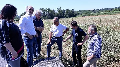 Il vicegovernatore con delega alla Protezione civile Riccardo Riccardi in sopralluogo con il sindaco di Premariacco Roberto Trentin e il consigliere comunale di Cividale, nonché consigliere regionale, Elia Miani, sulla strada regionale 356.