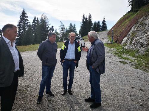 Il vicegovernatore Riccardi assieme al sindaco di Tarvisio, Renzo Zanette, e il patron delle tappe regionali del Giro d'Italia, Enzo Cainero