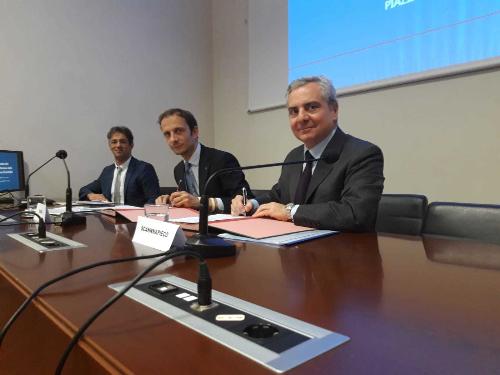 Il governatore Massimiliano Fedriga assieme al vicepresidente della Bei, Dario Scannapieco