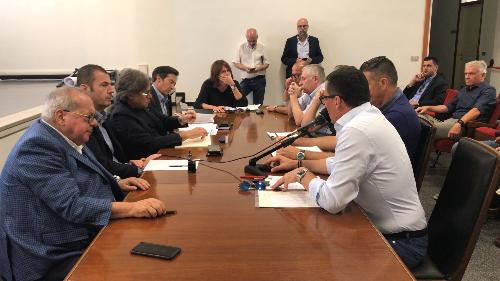 Il tavolo dell'incontro di oggi a Pordenone sul caso della crisi della Safop