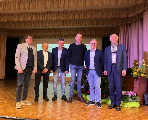 L'assessore regionale alle Risorse agroalimentari, Stefano Zannier, con i relatori al  XVI meeting organizzato dal Consorzio apicoltori della provincia di Udine 