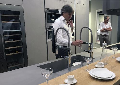 L'assessore regionale alle Attività produttive Sergio Emidio Bini mentre visita lo show room del consorzio Atma a Maron di Brugnera