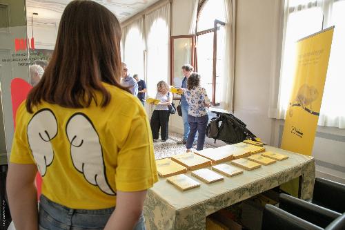 Uno degli angeli di pordenonelegge, figure che caratterizano il festival del libro con gli autori (foto Cozzarin)