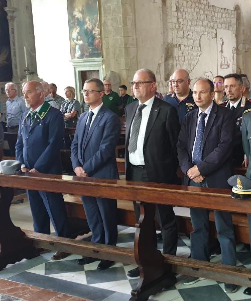 Un momento della Santa messa nel duomo di Venzone per le celebrazioni del patrono dei forestali d'Italia, a cui ha partecipato l'assessore regionale alle Risorse agroalimentari e Forestali, Stefano Zannier