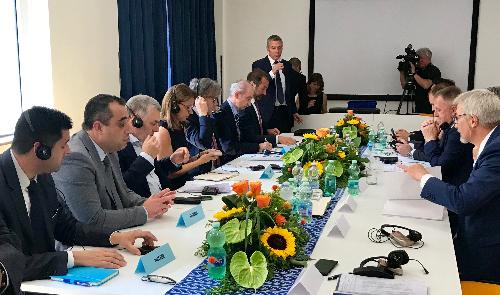 L’incontro bilaterale tra la delegazione della Repubblica di Slovenia guidata dal ministro per lo Sviluppo economico e tecnologia, Zdravko Počivalšek, e quella del Friuli Venezia Giulia guidata dall’assessore regionale alle Attività produttive e turismo, Sergio Emidio Bini.