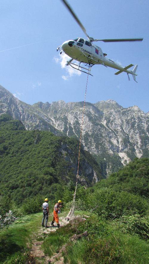 La Protezione civile metterà a disposizione l'elicottero per ristrutturazioni e servizi a favore dei rifugi e bivacchi del Fvg