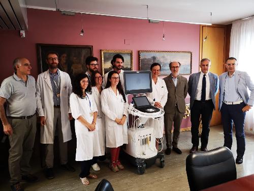 ll vicegovernatore Riccardo Riccardi alla donazione dell'ecocardiografo dell'associazione Luca Udine all'ospedale di Udine