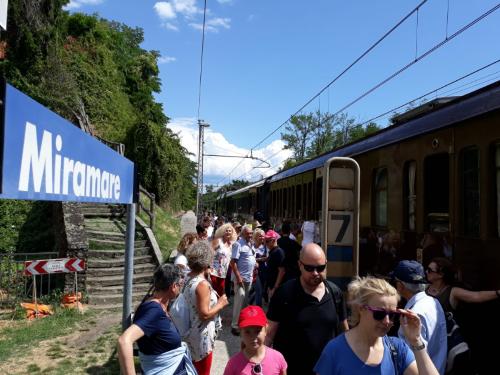 I viaggiatori del treno storico "tra laguna e mare" alla stazione di Miramare - Trieste, 15 luglio 2019.