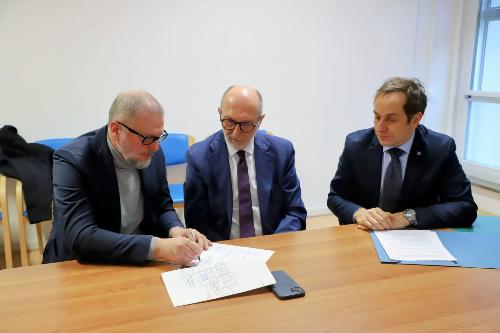 La firma del documento per l'attivazione di un modulo dell'ospedale di comunità a Tarcento, alla presenza dell'assessore regionale alla Salute Riccardo Riccardi