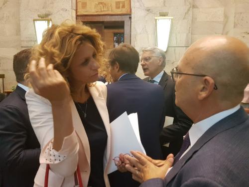 L'assessore regionale alla Funzione pubblica, Sebastiano Callari, con ministro per il Sud, Barbara Lezzi, a marigine della riunione del Comitato per la Banda Ultra Larga (CoBUL) - Roma, 17 luglio 2019