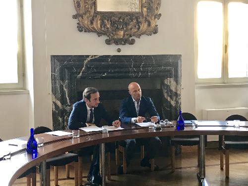 Il governatore del Fvg Massimiliano Fedriga con il presidente di Ance Fvg Roberto Contessi durante l'incontro con il direttivo dell'Associazione nazionale costruttori edili del Friuli Venezia Giulia.