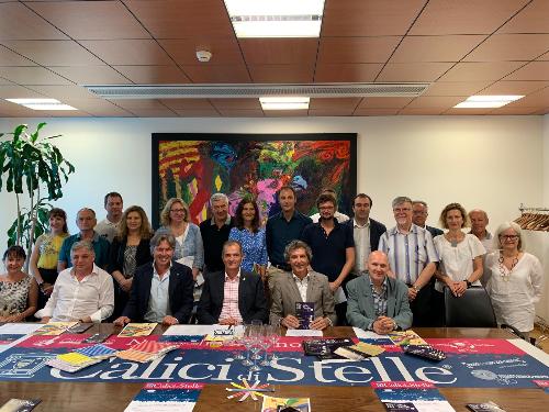 Foto di gruppo con l'assessore regionale alle Attività produttive e al Turismo Sergio Emidio Bini alla presentazione di 'Calici di stelle'