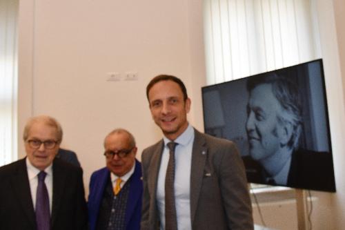 Il governatore della Regione Massimiliano Fedriga insieme all'onorevole Pierluigi Castagnetti e il presidente di Confindustria Alto Adriatico Michelangelo Agrusti