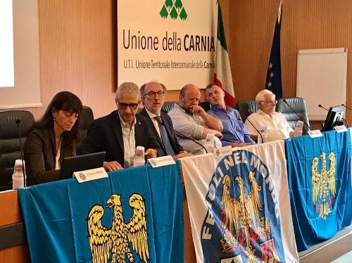 Il tavolo dei relatori con il vicegovernatore con delega alla Protezione civile del Friuli Venezia Giulia, Riccardo Riccardi, al convegno annuale dedicato ai Friulani nel Mondo.

