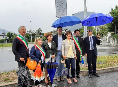 L'assessore regionale alle Autonomie locali, Pierpaolo Roberti, all'intitolazione del parcheggio di via Divisione Garibaldi, all''emigrante carnico'.