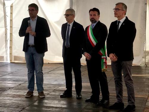 L'assessore regionale alle Autonomie locali, Pierpaolo Roberti, all'incontro annuale dei friulani nel mondo a Tolmezzo, assieme al presidente dell'Ente Friuli nel mondo Adriano Luci, al sindaco di Tolmezzo Francesco Brollo e al presidente del Consiglio regionale del Fvg Piero Mauro Zanin.