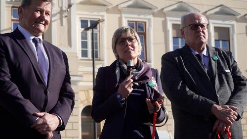 L'assessore regionale alle Finanze Barbara Zilli nella piazza Transalpina