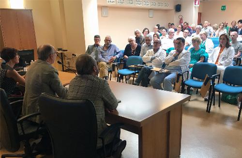 I dipendenti e i medici dell'ospedale di Palmanova che hanno partecipato all'incontro con il vicegovernatore della Regione Riccardo Riccardi