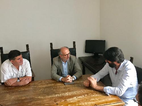 Il vicegovernatore del Fvg, Riccardo Riccardi, con il presidente e il direttore della Croce Rossa Italiana comitato di Udine, Sergio Meinero e Michele Coiutti nella sede di via Pastrengo. 