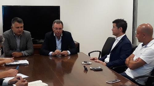 Un momento dell'incontro tra l'assessore regionale alle Infrastrutture e territorio Graziano Pizzimenti durante l'incontro con i sindaci