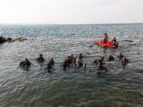 Volontari di associazioni e circoli subacquei al lavoro davanti al Bagno Sticco