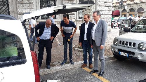 L'assessore Pizzimenti e il consigliere Giacomelli con i rappresentanti della Cooperativa Radiotaxi di Trieste supervisionano un veicolo adatto al trasporto dei disabili.
